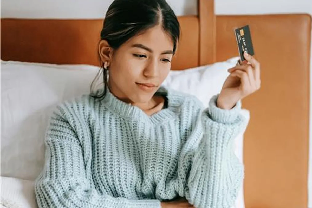 Persona revisando una cuenta online sin comisiones y sin nómina