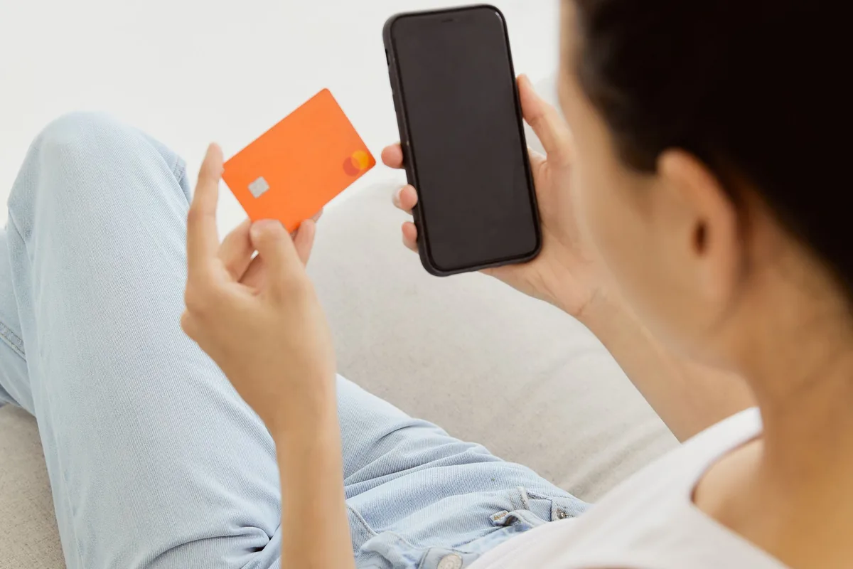 Persona comparando plataformas de crédito online que operan en España