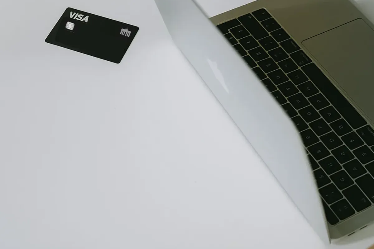Persona solicitando una tarjeta de crédito online