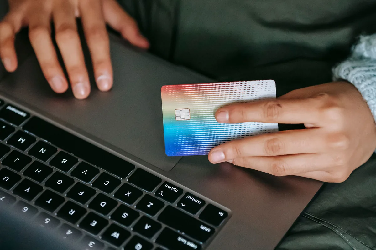 Tarjeta de crédito de 100 euros y control de un límite pequeño