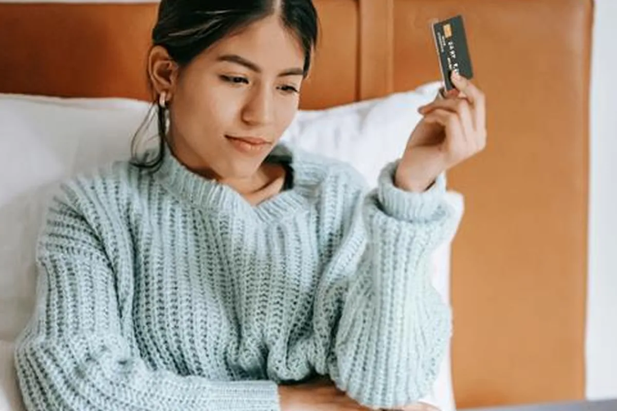 Persona revisando una tarjeta con un límite pequeño